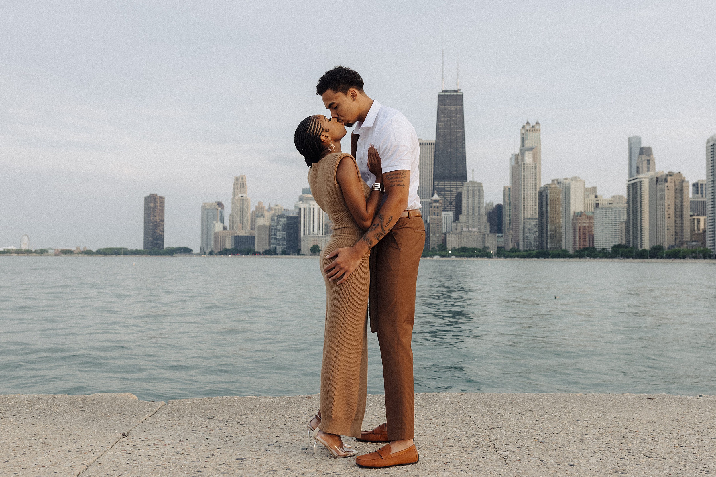 couple kissing each other chicago skyline 