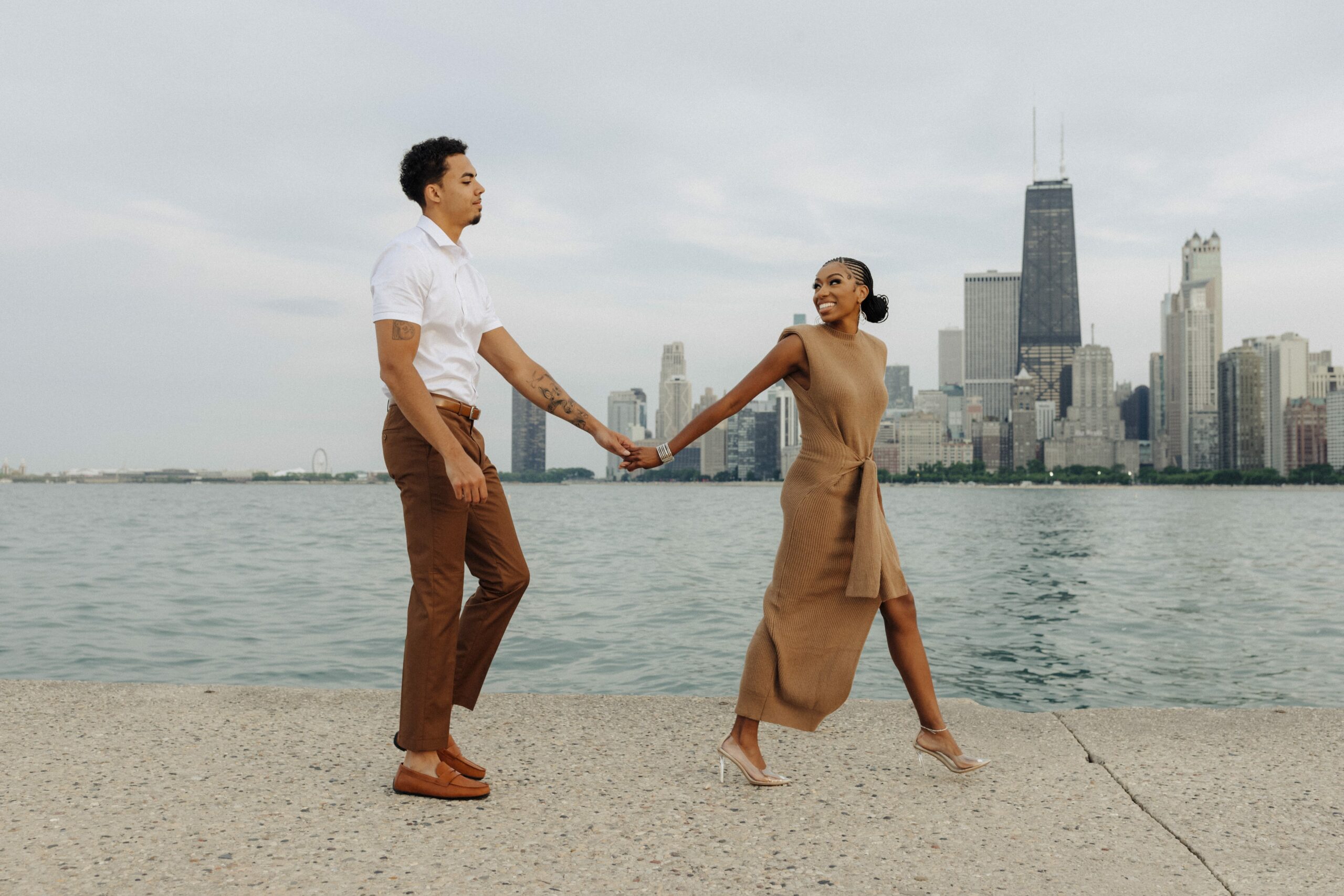engagement photos with chicago skyline