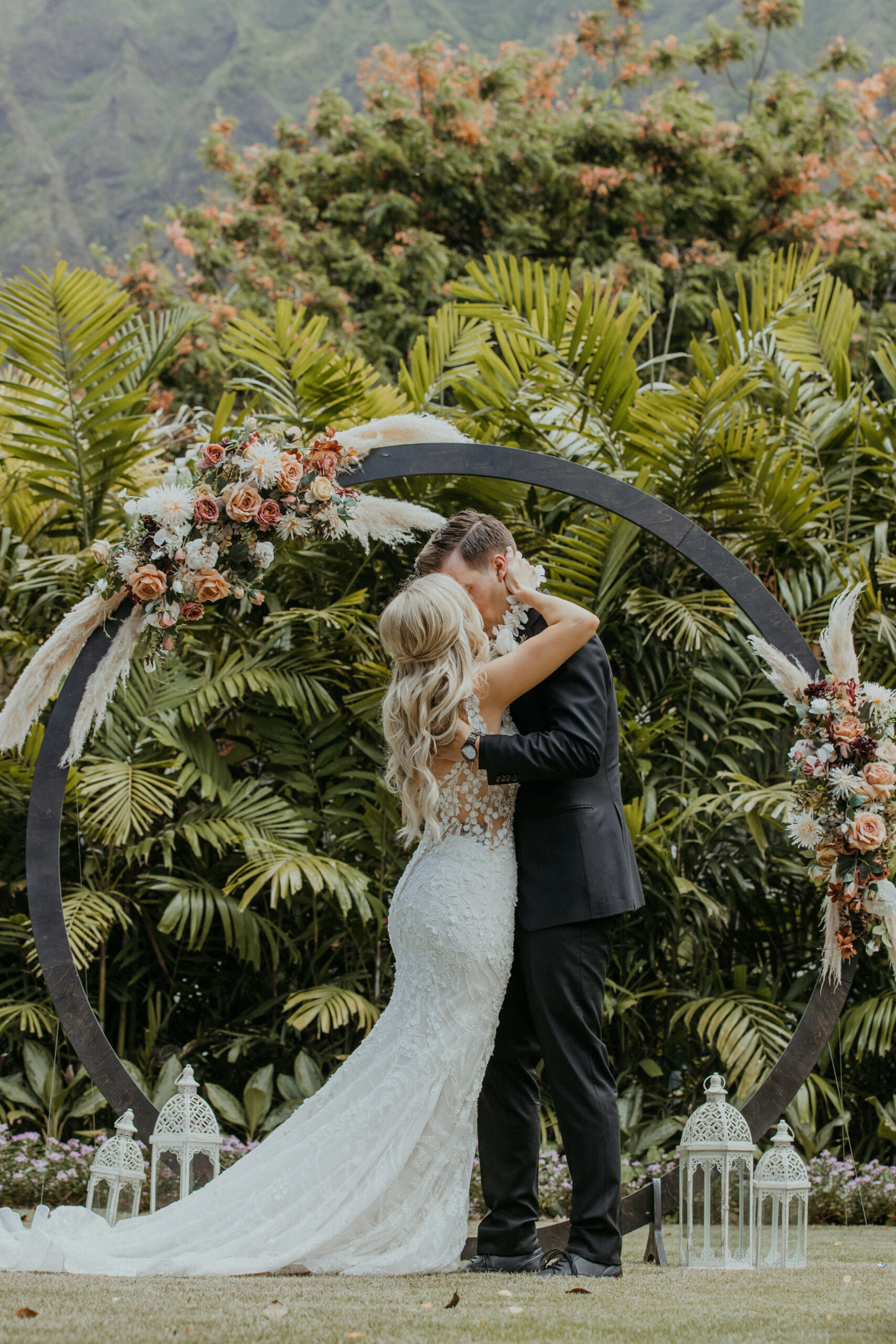 bride and groom kissing at hoomaluhia botanical garden