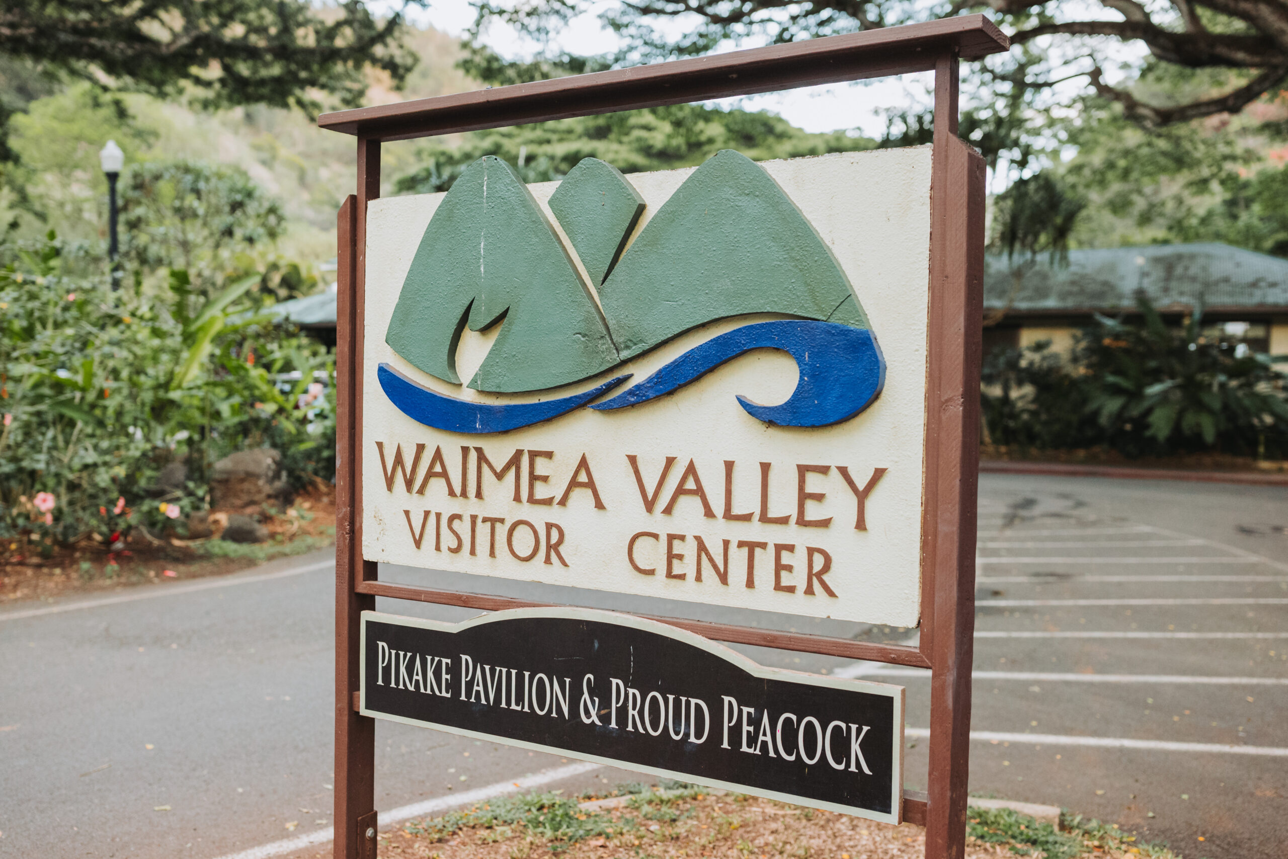 waimea valley visitor center sign